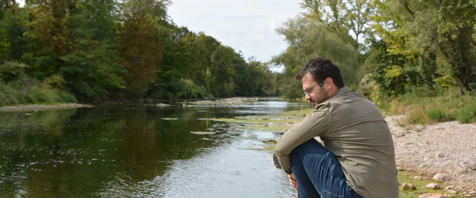 Un moment de pause au bord de la rivière.