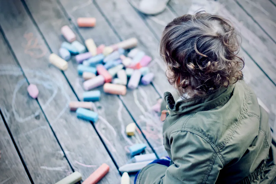 Matériel créatif posé devant un enfant